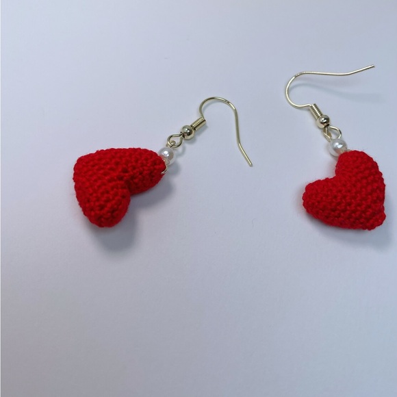 Handmade Micro crocheted red heart dangle earrings with pearl - Picture 3 of 4